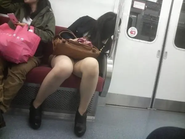 電車内で居眠りしている女の子のデルタゾーンを盗撮した画像！ 9 000559