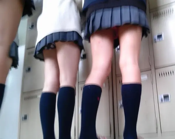 今日は本物女子高生の逆さ撮り画像でも見てシコろうぜｗ 123 003449