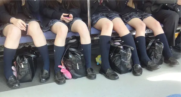 電車内のJKはエロい！！！おパンチュ見えてるか確かめたくなる際どいパンチラ画像 | 素人エロ画像やったる夫 83 005822