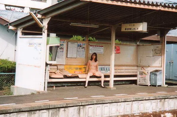 【野外露出画像】ホームや踏切など駅周辺で撮影された写真が桁外れにエロい・・・ - 性癖エロ画像　センギリ 321 012116