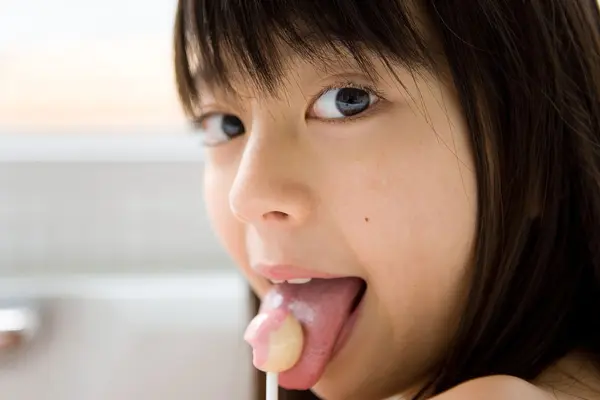 女の子の舌が好きな奴集合！この舌でちんぽを舐められたいｗ 79 014538 1