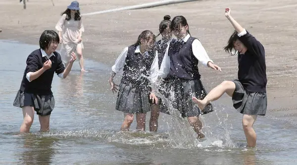 JKが生足で海水を蹴り上げて遊んでるｗｗｗｗｗｗｗｗｗｗｗｗ | 素人エロ画像やったる夫 89 016084