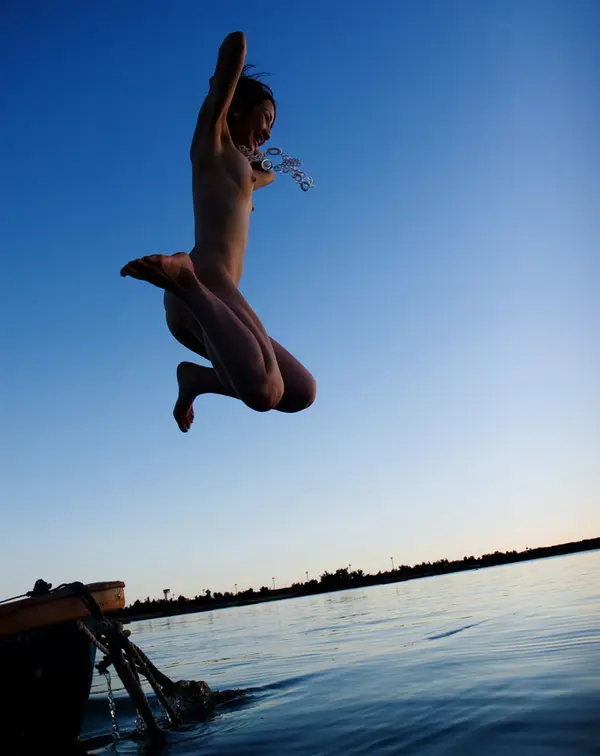 【裸でジャンプエロ画像】まるで空中で飛んでるかのような一味違ったヌード！（18枚） | エロ画像ギャラリー 173 028505