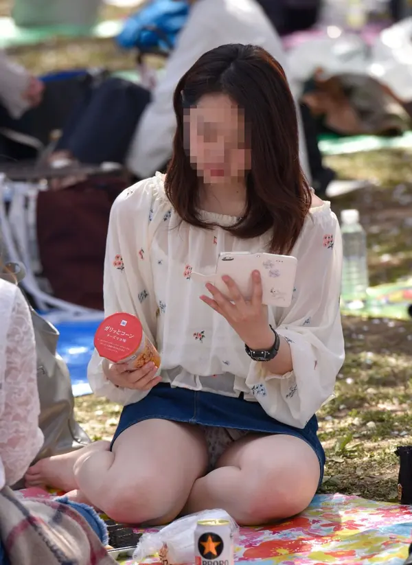 お花見中のお姉さんのパンチラ見放題でエロい風景画像 | 素人エロ画像やったる夫 61 034445