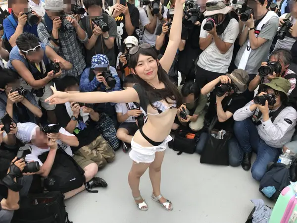 ローアングラーのカメコがコスプレまんさんのスカートの中をガチ撮影ヤバすぎｗｗｗｗｗｗｗｗｗｗ | 素人エロ画像やったる夫 59 035831