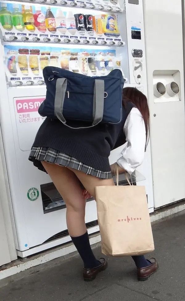 自販機前屈み！お尻突き出しセクシー自動販売機のエロ画像 - 性癖エロ画像　センギリ 75 039113