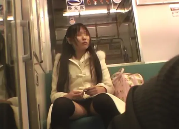 電車で向かいの席に座って股が緩んでる女を隠し撮りしたパンチラ画像 | 素人エロ画像やったる夫 75 061813