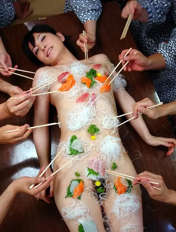 【女体盛りエロ画像】食べ物を粗末にするなと怒られそうな変態プレイ（16枚） | エロ画像ギャラリー 413 077637