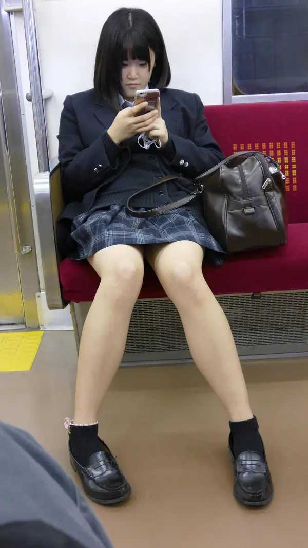 JKを電車や駅でバレないようにガン見しようね！！！ | 素人エロ画像やったる夫 47 096901