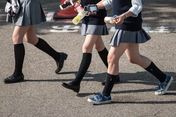 街で撮られた女子高生のエロ画像！色んな制服があっていいねｗ 77 131147 1