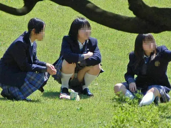 スカート短い女子高生のエロ画像！寒いのによくやるわｗ 215 141883