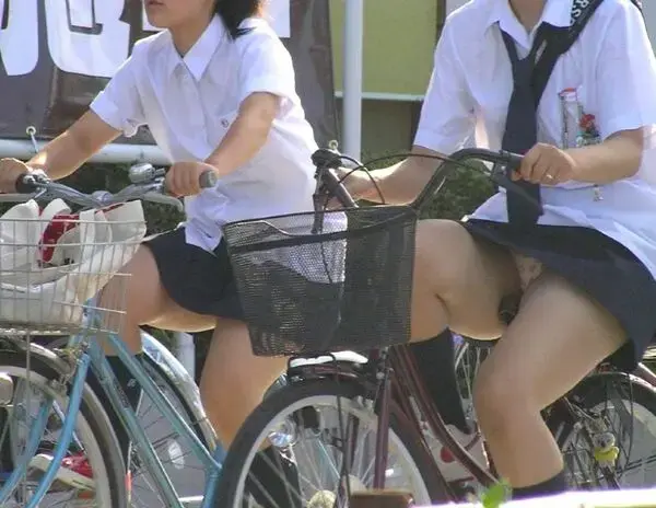 制服女子高生のパンチラや生足が楽しめるエロ画像！ 91 153060