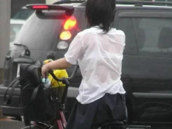 水に濡れちゃって下着が透けて見えてる制服女子高生のエロ画像！ 201 153151