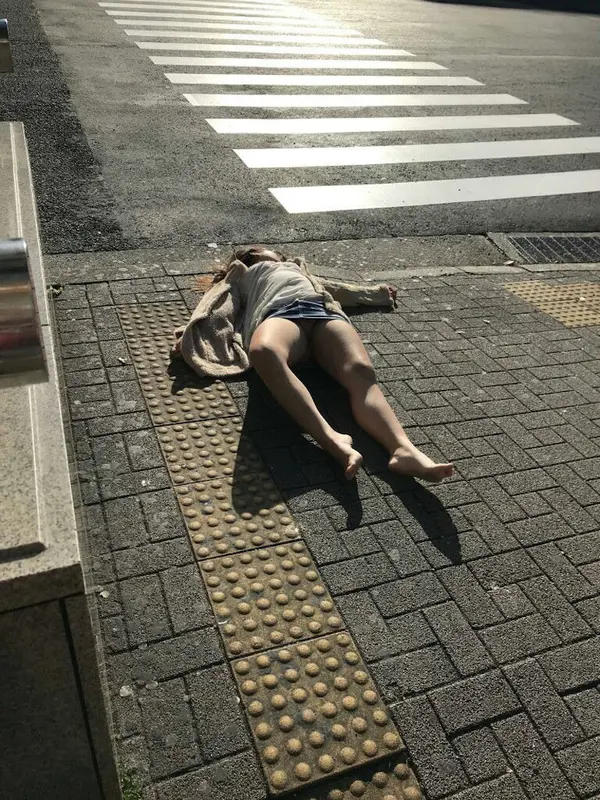 泥酔女性のパンチラパンモロ見放題なエロ画像 - 性癖エロ画像　センギリ 61 182631