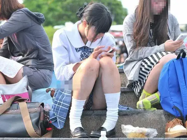 女子高生の際どい瞬間をとらえたエロ画像！パンチラありｗ 105 201388 1