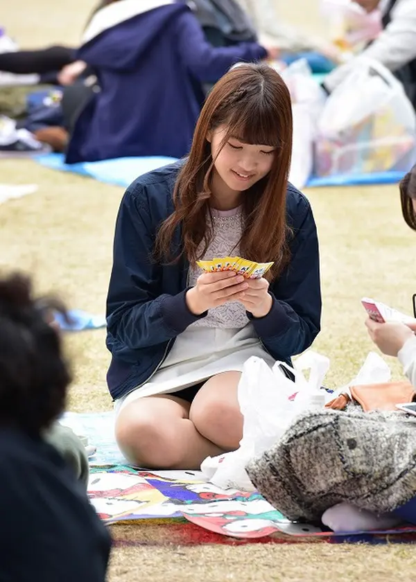 お花見でパンチラを盗撮されちゃった女の子ｗ 107 212697