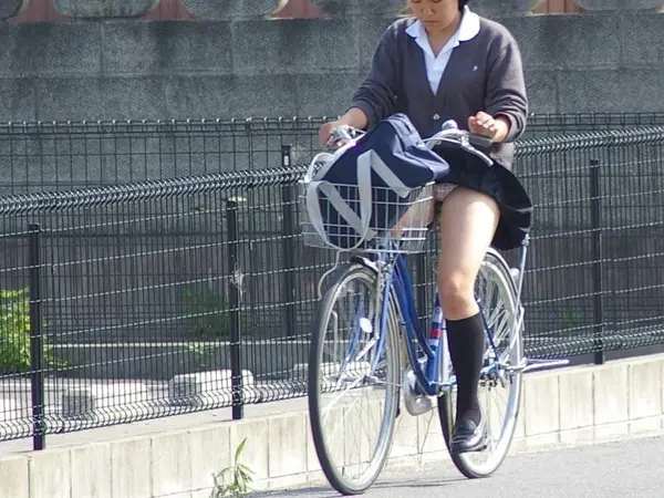 女子高生が自転車に乗りながらパンチラしてるエロ画像！ 161 217463