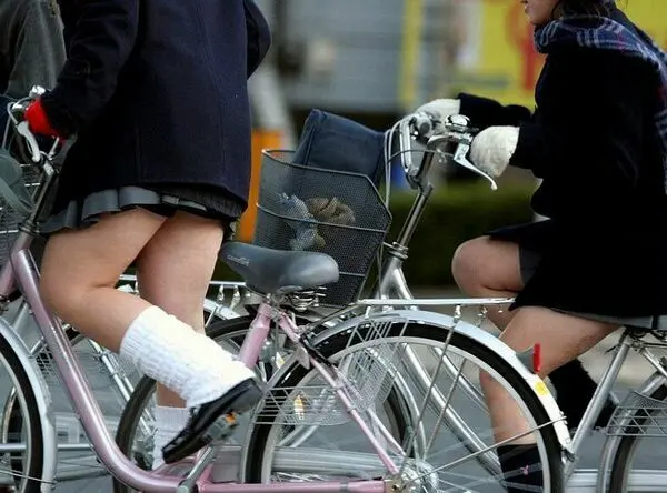 自転車で登下校中の女子高生の盗撮画像！ペダルを漕ぐたびにパンツが見えるｗ 139 245341 1