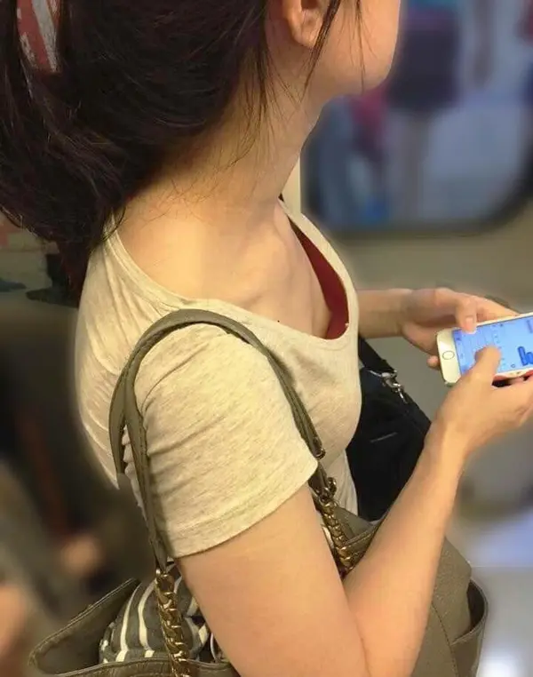 スマホに夢中で胸チラしまくってるエロ画像 - 性癖エロ画像　センギリ 43 269600