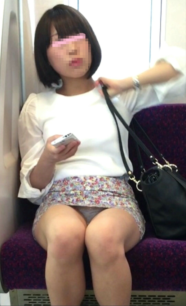 電車内で対面にすわる女の子の股間がパンチラしてるエロ画像 | 素人エロ画像やったる夫 61 img 67a48490213d7