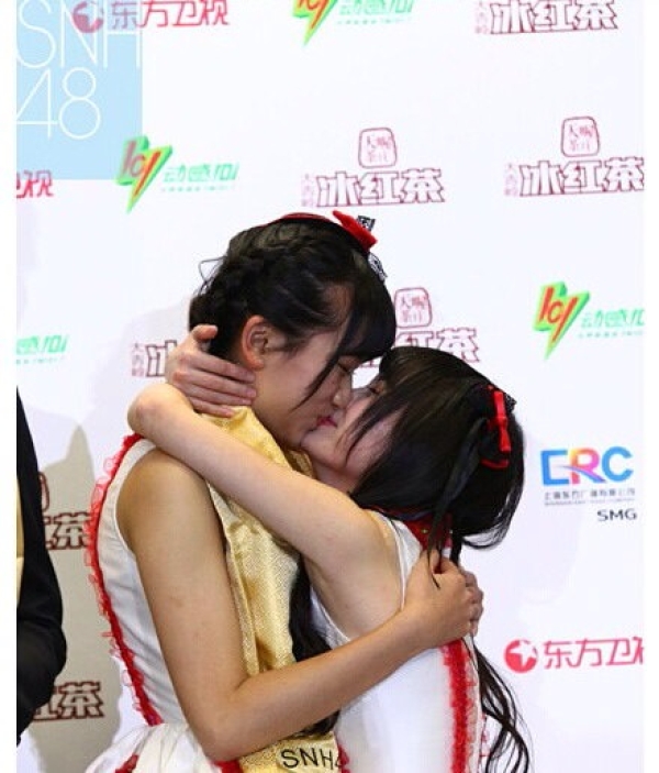 可愛い女の子がお口とお口でキスしてる！！！レズキス画像ｗｗｗｗ | 素人エロ画像やったる夫 61 img 68161e0d28cca
