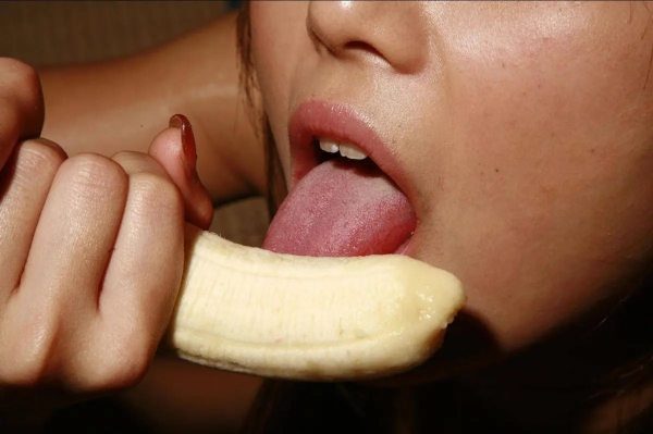 バナナをおちんぽを舐めるように食べてる女の子のエロ画像！ 63 img 6818a45e5a982