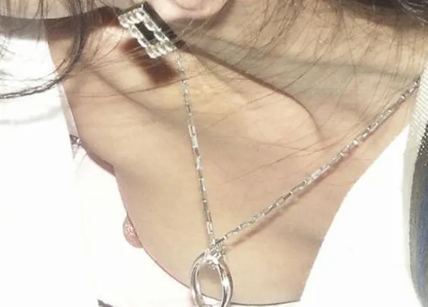胸元が開いてる服を着てるせいで胸チラしてる女の子のエロ画像！ 61 img 6819f5f0d50c2