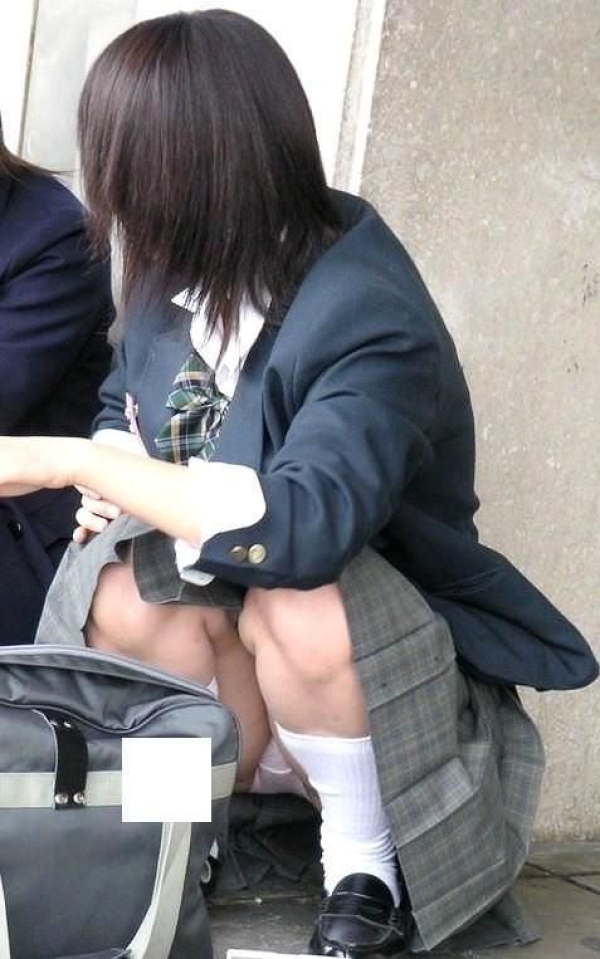 座り込んでる素人娘のしゃがみパンチラエロすぎじゃね！？オマンコの盛り上がり具合が最高ｗｗｗ | 素人エロ画像やったる夫 61 img 682dbc7a0f814