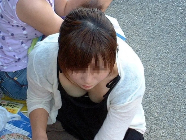 前屈みになって胸元が見えちゃってる女の子を盗撮したエロ画像！ 63 img 68569b0050fcc