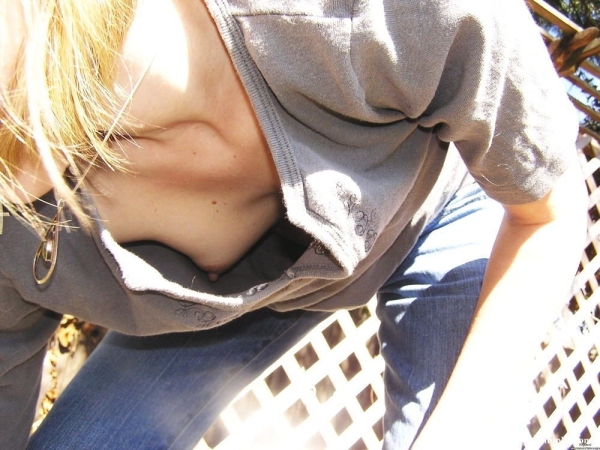 ゆるゆるの服を着て乳首までチラ見えしてる外国人さんのエロ画像！ 61 img 688dddcdc9aae