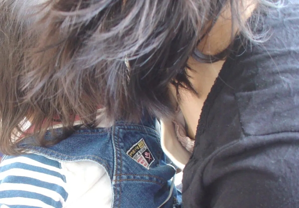ガバガバな服の隙間から乳首まで見えちゃってる貧乳女子のエロ画像！ 73 img 68947540a9458