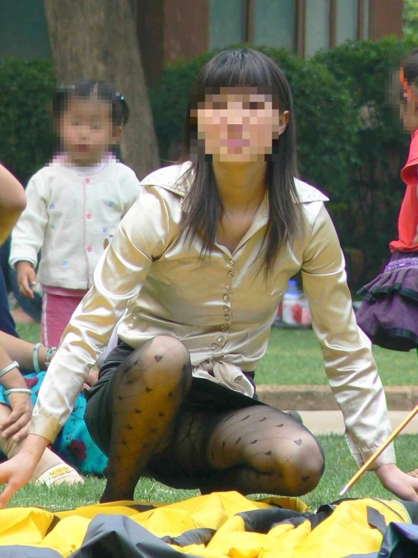 子持ちママの汗まみれで臭そうなパンチラ盗撮ｗｗｗ | 素人エロ画像やったる夫 67 img 689491d9b6fdc