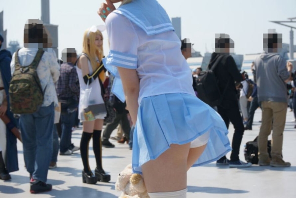 スカートが風で舞っておぱんつ見えてるコスプレイヤーさんのエロ画像！ 61 img 68a6ea718902a