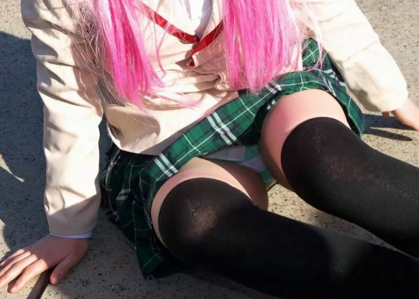 コミケで縞パンチラ見えしてるコスプレイヤーさんのエロ画像！ 61 img 68a83bca4e521