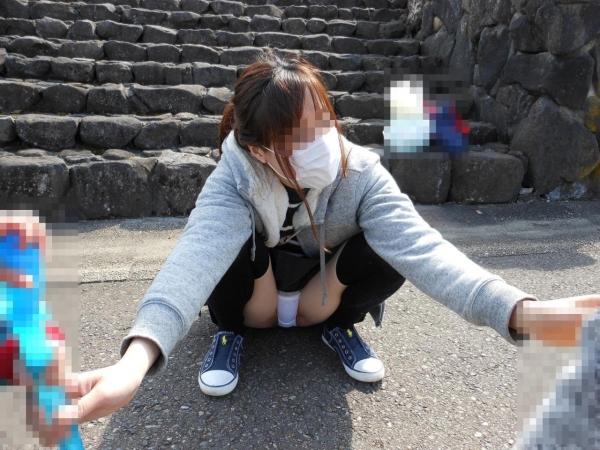 パンチラしてる素人娘のパンツが臭そうなエロ画像 | 素人エロ画像やったる夫 61 img 68b435a4e11fc