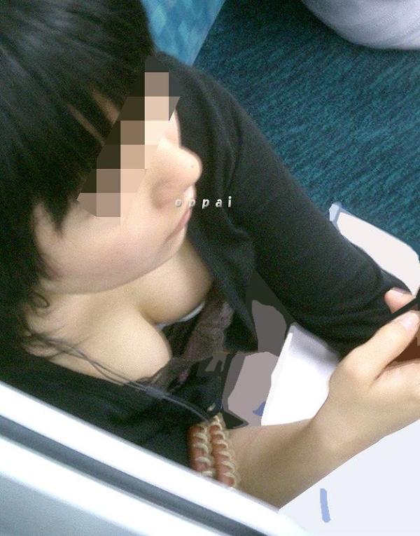 電車でおっぱい覗き見されてるぞー！！！気が付かない素人娘の胸チラゲットｗｗｗｗｗｗｗｗｗｗ | 素人エロ画像やったる夫 61 img 68bd702235106