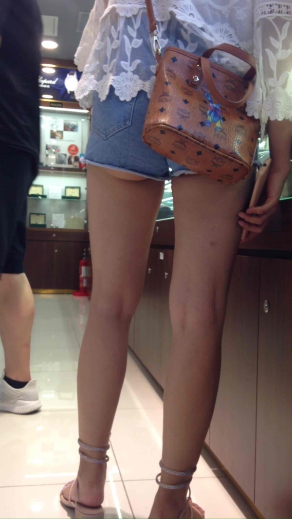 ホットパンツ姿のお姉さんのお尻と太ももがエッチすぎる街撮りエロ画像 | 素人エロ画像やったる夫 61 img 68c40774788d8
