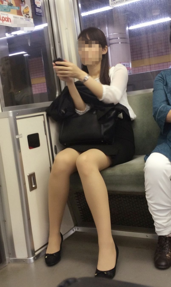 街中でスマホいじってるお姉さんが色っぽいｗｗｗ街撮り画像ｗｗｗ | 素人エロ画像やったる夫 61 img 68c94e33de034