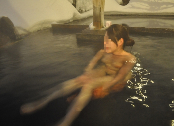 真冬の露天風呂を満喫してる女の子のエロ画像！混浴ありですかｗ 63 img 68d1367b663d4