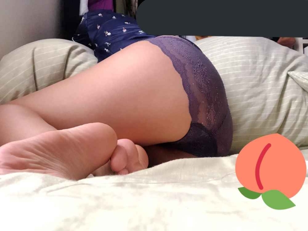 嫁のパンティ接写で撮ったらマン毛がハミ出ててエロ！！！！！！！！ | 素人エロ画像やったる夫 61 img 68dd305208fa6