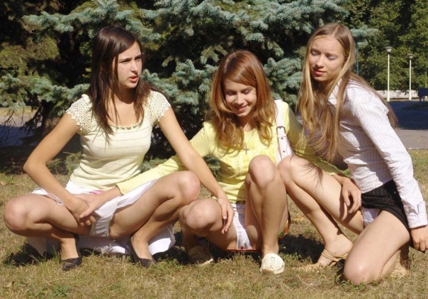 しゃがみパンチラしてる外国人のエロ画像！外人ならパンツ見えても気にしなそうｗ 61 img 6905d64d4905a