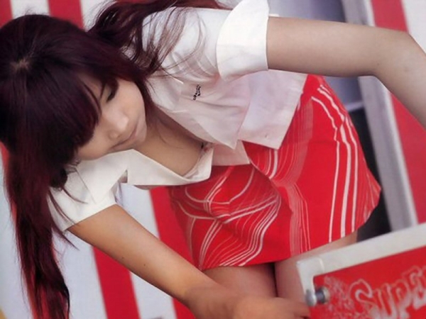 胸元チラ見えなキャンギャルやコンパニオンさんのエロ画像！ 61 img 69298af85d244