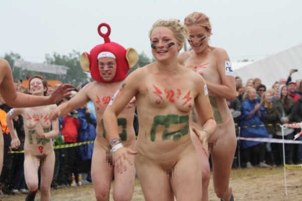 全裸マラソンのエロ画像！途中リタイアしておっぱじめてそうｗ 61 img 692d635dab142