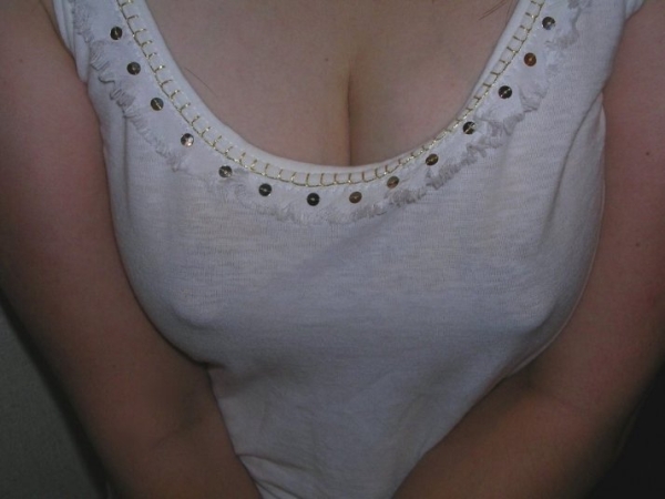 白い衣服から乳首が透けて見えてるノーブラ女子のエロ画像！ 61 img 69429774209f0