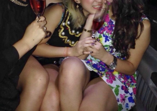 友達とのおふざけでパンツを見せてくれてる女の子のエロ画像！ 61 img 694912de05252