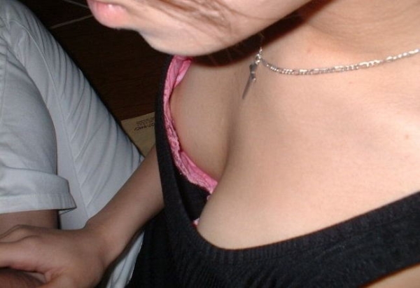 ピンク色のブラジャーがチラ見えしてる女の子のエロ画像！ 61 img 69550c697ea3d