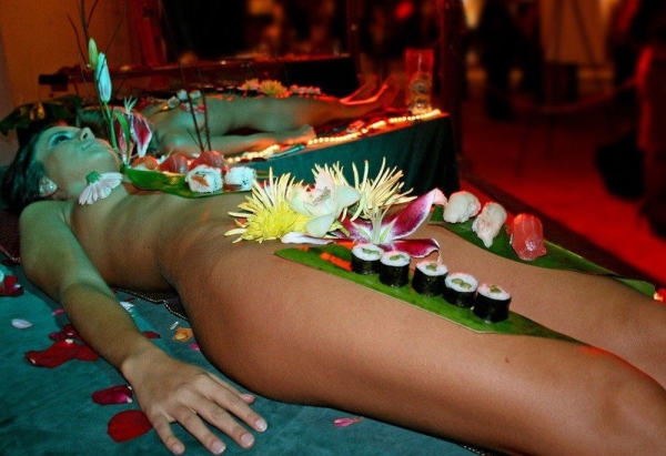 女体盛りで寿司を楽しんでる外国人さんのエロ画像！間違った寿司文化伝わりそうｗ 61 img 697f3c6e05da9