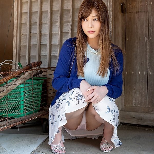 しゃがんでパンツを披露しちゃったスカート姿の美女たち | エロ画像が見たいんだ！ 63 img 6989e4974ec35