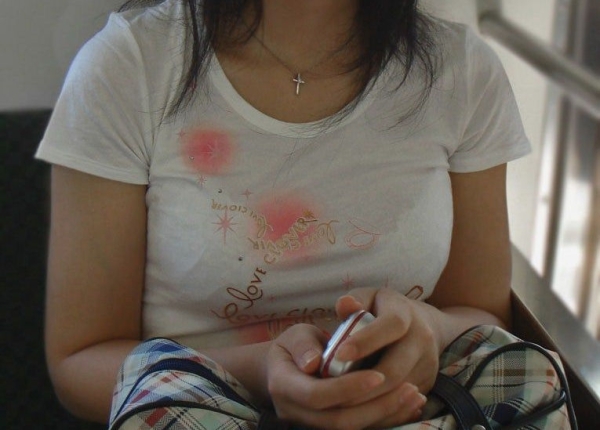 電車や駅内で透けブラしてる女の子を盗撮したエロ画像！ 61 img 69a015eeaf2b6