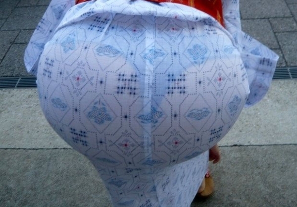 浴衣ごしにパンツやパンティーラインが透けて見えてる女の子のエロ画像！ 61 img 69ac0f6c8afbd